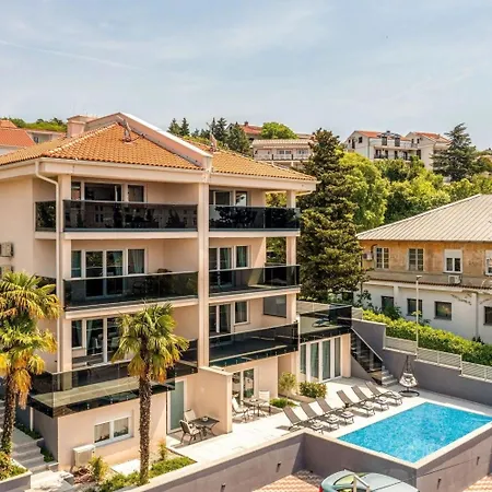 Apartment In Mit Schoener Terrasse Crikvenica